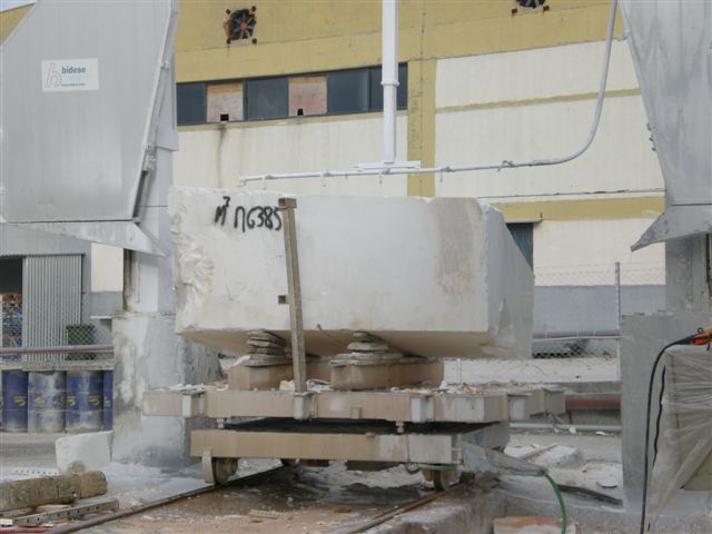 Εγκατάσταση παραγωγής μαρμάρου με μεγάλους όγκους μαρμάρου Θάσου